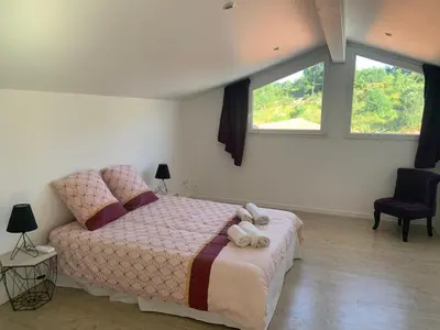 Un ou plusieurs lits dans un hébergement de l'établissement Villa 12 personnes piscine chauffée et jacuzzi
