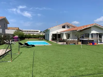 Piscine de l'établissement Villa 12 personnes piscine chauffée et jacuzzi ou située à proximité