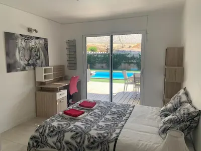Un ou plusieurs lits dans un hébergement de l'établissement Villa 12 personnes piscine chauffée et jacuzzi