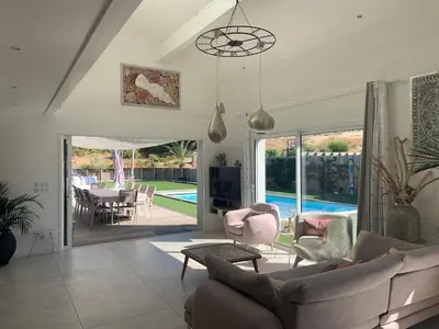 Piscine de l'établissement Villa 12 personnes piscine chauffée et jacuzzi ou située à proximité