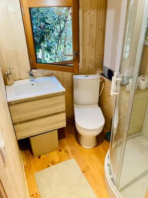 Salle de bains dans l'établissement Roulotte atypique à l'Océan