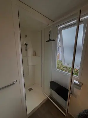 Salle de bains dans l'établissement Mobil home 532 au bord du Lac de Biscarrosse