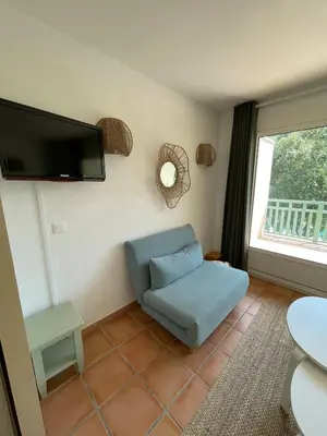 Télévision ou salle de divertissement dans l'établissement Séjour Piscine, Forêt, Océan à Soustons Plage