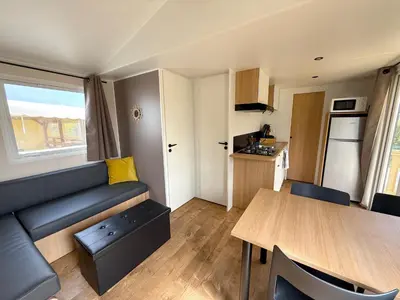 Cuisine ou kitchenette dans l'établissement MobilHome de la Coccinelle