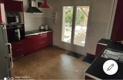 Cuisine ou kitchenette dans l'établissement Maison cosy à la campagne, piscine et tranquillité