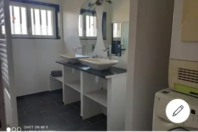 Cuisine ou kitchenette dans l'établissement Maison cosy à la campagne, piscine et tranquillité