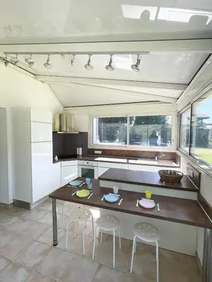 Cuisine ou kitchenette dans l'établissement Appartement T3 avec jardin à 5km de la plage