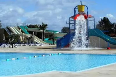 Piscine de l'établissement Les Dunes de Contis 4 étoiles à St Julien en Born emplacement 490 3CH 1SDB 6 personnes ou située à proximité