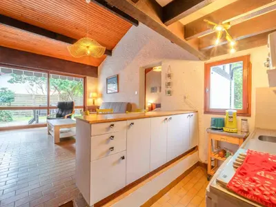Cuisine ou kitchenette dans l'établissement Maisonnette à Mimizan Plage, 6 Pers, Proche Océan, Parking Inclus - FR-1-50-167