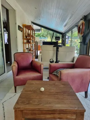 Coin salon dans l'établissement house with heated pool and jacuzzi
