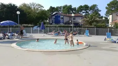 Piscine de l'établissement Maisonnette au calme, T3, 6 pers résidence avec piscine et wifi privée proche lac et océan ou située à proximité