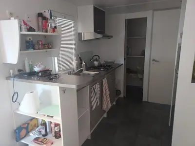 Cuisine ou kitchenette dans l'établissement Mobil-home 4 personnes