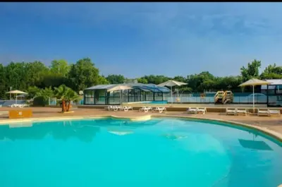Piscine de l'établissement Mobil-home 4 personnes ou située à proximité