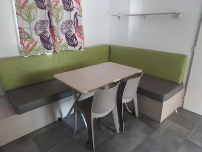 Coin salon dans l'établissement Mobil-home 4 personnes