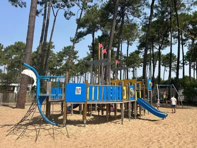 Aire de jeux pour enfants de l'établissement MH 387 3 chambres 1 salle de bain dans camping 4 étoiles