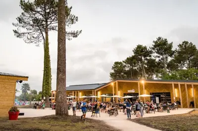 Clients de l'établissement MH 387 3 chambres 1 salle de bain dans camping 4 étoiles