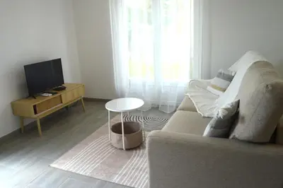 Télévision ou salle de divertissement dans l'établissement Petite maison de plain-pied