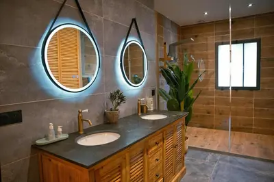 Salle de bains dans l'établissement Villa avec piscine 3 chambres 6 couchages