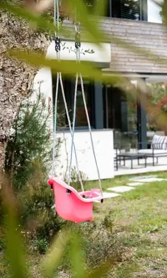 Jardin de l'établissement Villa Canopy entre pins et plage
