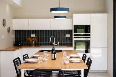 Cuisine ou kitchenette dans l'établissement Villa Canopy entre pins et plage