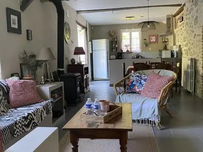 Coin salon dans l'établissement Cottage Narbay 2 personnes