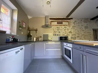 Cuisine ou kitchenette dans l'établissement Cottage Narbay 2 personnes