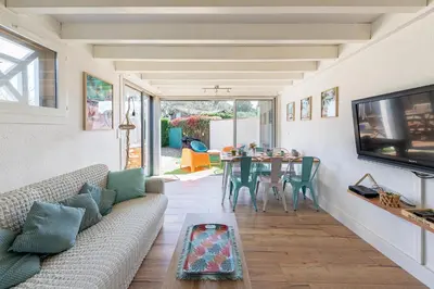 Coin salon dans l'établissement Villa 13 - En duplex jardin privé à 400m du lac