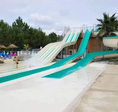 Piscine de l'établissement Les Dunes de Contis 4 étoiles à St Julien emplacement 554 2CH 1SDB 6 personnes ou située à proximité