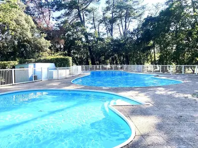 Piscine de l'établissement Maison entre forêt et océan - piscine et tennis ou située à proximité