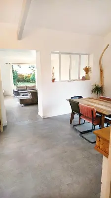 Coin salon dans l'établissement Maison entre forêt et océan - piscine et tennis