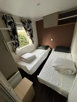Un ou plusieurs lits dans un hébergement de l'établissement Mobilhome 3ch N 145 - camping 4étoiles - Tout confort au calme