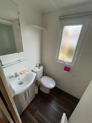 Salle de bains dans l'établissement Mobilhome 3ch N 145 - camping 4étoiles - Tout confort au calme