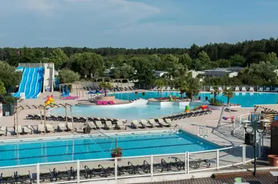 Piscine de l'établissement Mobilhome 3ch N 145 - camping 4étoiles - Tout confort au calme ou située à proximité