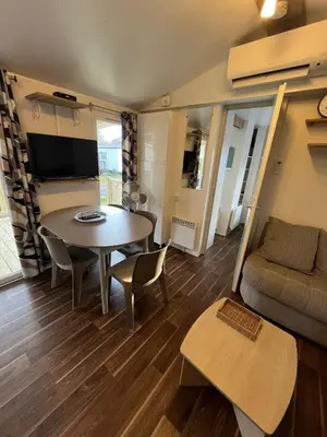 Télévision ou salle de divertissement dans l'établissement Mobilhome 3ch N 145 - camping 4étoiles - Tout confort au calme