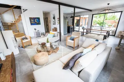 Coin salon dans l'établissement Villa classée 5 étoiles 200m de la plage piscine chauffée 5 vélos