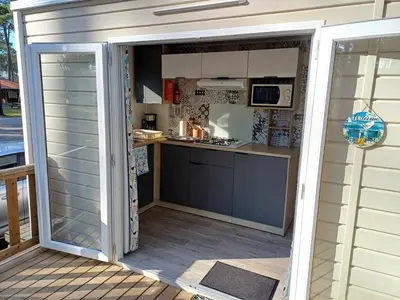 Cuisine ou kitchenette dans l'établissement MOBIL HOME à SEIGNOSSE dans les Landes près de la mer