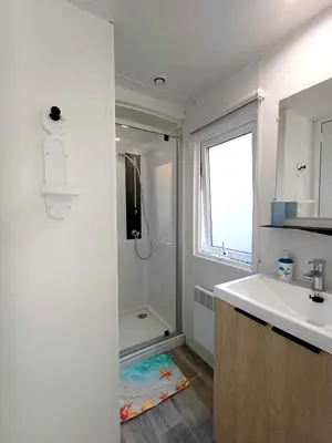 Salle de bains dans l'établissement MOBIL HOME à SEIGNOSSE dans les Landes près de la mer