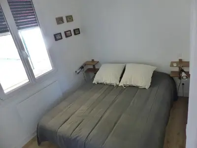 Un ou plusieurs lits dans un hébergement de l'établissement Villa pour 5 personnes proche du centre-ville d'Hossegor