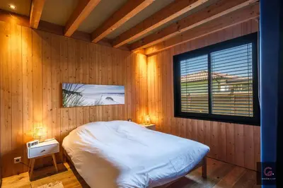 Un ou plusieurs lits dans un hébergement de l'établissement Gastes, Charmant chalet en bois avec Jacuzzi 6 pers