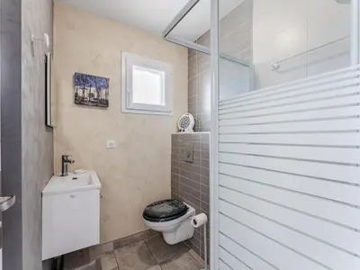 Salle de bains dans l'établissement Maison spacieuse à Biscarrosse-Plage près de l'océan - FR-1-521-251