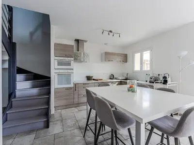 Cuisine ou kitchenette dans l'établissement Maison spacieuse à Biscarrosse-Plage près de l'océan - FR-1-521-251