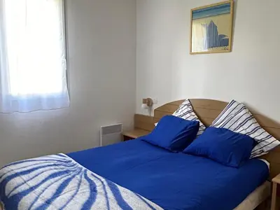 Un ou plusieurs lits dans un hébergement de l'établissement Maison confortable 6 pers, terrasse, résidence avec piscine et parking proche mer - FR-1-239-1118