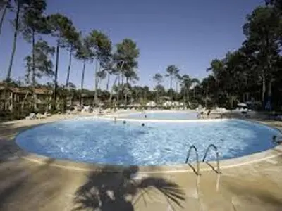 Piscine de l'établissement Maison confortable 6 pers, terrasse, résidence avec piscine et parking proche mer - FR-1-239-1118 ou située à proximité