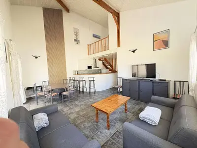 Coin salon dans l'établissement Villa lumineuse proche plage pour 8 personnes - FR-1-831-5