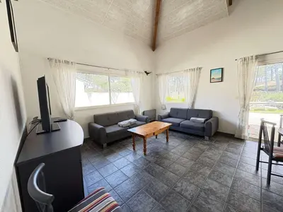 Coin salon dans l'établissement Villa lumineuse proche plage pour 8 personnes - FR-1-831-5