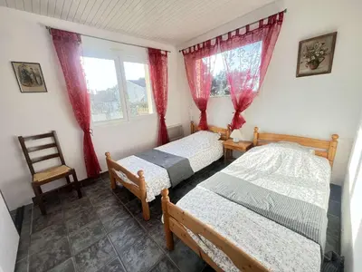Un ou plusieurs lits dans un hébergement de l'établissement Villa Spacieuse Proche Plage, 8 Pers. - FR-1-831-3