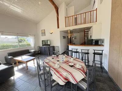Cuisine ou kitchenette dans l'établissement Villa Spacieuse Proche Plage, 8 Pers. - FR-1-831-3