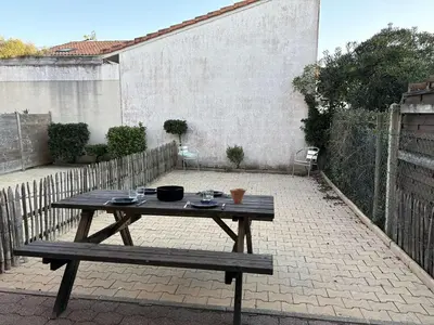 Balcon ou terrasse dans l'établissement Appartement cosy avec terrasse pour 4 personnes à Biscarrosse Plage - FR-1-831-4
