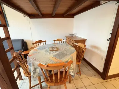 Coin salon dans l'établissement Appartement cosy avec terrasse pour 4 personnes à Biscarrosse Plage - FR-1-831-4