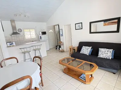 Cuisine ou kitchenette dans l'établissement Élégante villa moderne à deux pas de la plage - FR-1-831-7